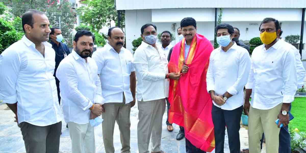 ఎంపీ సంతోష్ కుమార్‌ను సన్మానించిన  మంత్రి ఎర్రబెల్లి