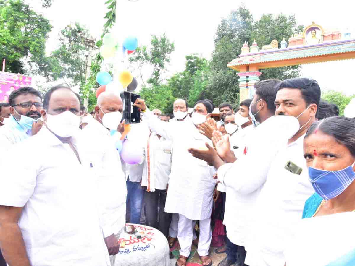 హైమాస్ట్ లైట్లను ప్రారంభించిన మంత్రి ఎర్రబెల్లి
