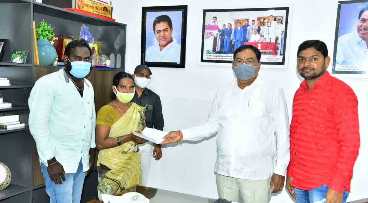 బాధితుడి భార్య‌కు మంత్రి ఎర్ర‌బెల్లి ఎల్‌వోసీ అంద‌జేత‌