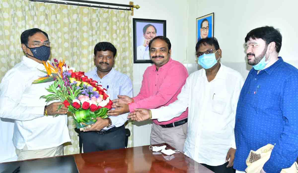 ప‌త్తికి అధిక ధ‌ర వ‌చ్చేలా చూడాలని సీసీఐ అధికారుల‌కు మంత్రి ఎర్ర‌బెల్లి విజ్ఞ‌ప్తి