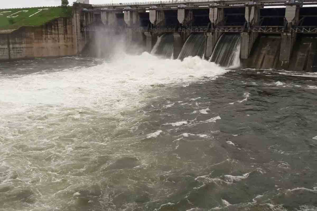 Nirmal | గడ్డెన్న ప్రాజెక్టు గేట్లు ఎత్తివేత