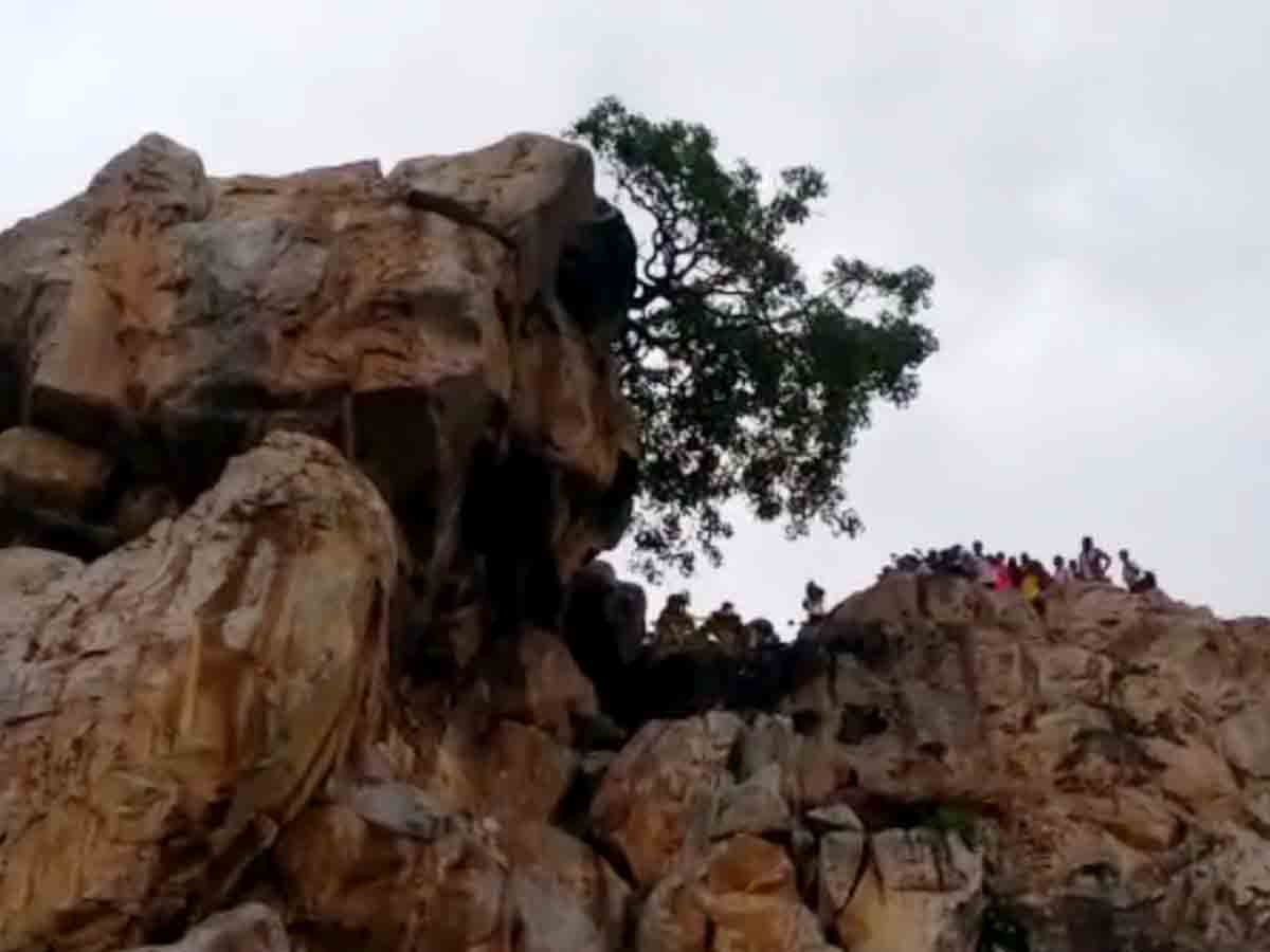 గంపమల్లయ్య‌ స్వామి కొండ పైనుండి జారిప‌డి పూజారి మృతి