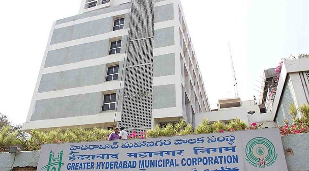 బీజేపీ కార్పొరేట‌ర్ల‌పై అన‌ర్హ‌త వేటు వేయాలి.. మేయ‌ర్‌కు ఫిర్యాదు