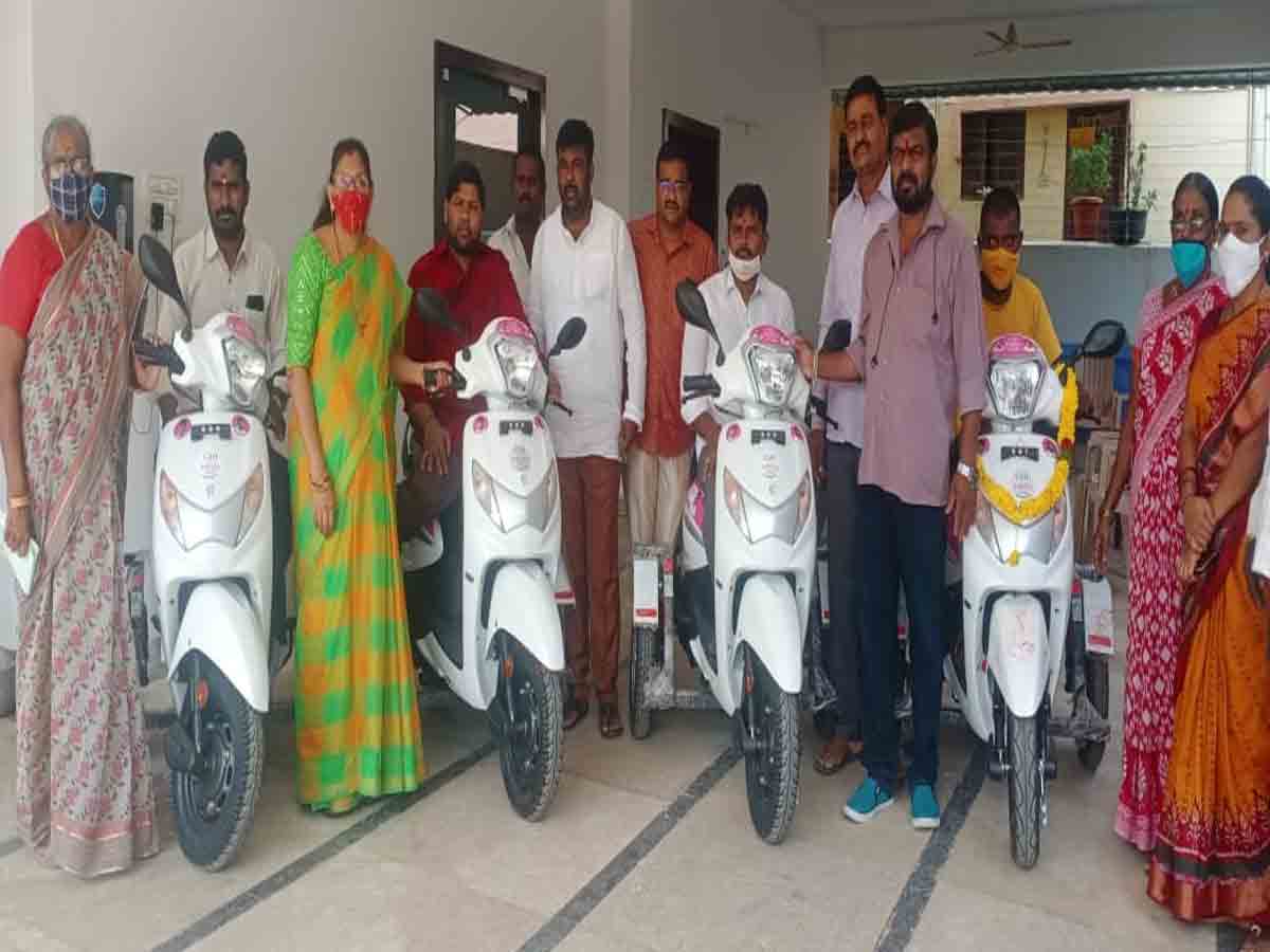 దివ్యాంగులకు మోటార్ సైకిళ్లు పంపిణీ..