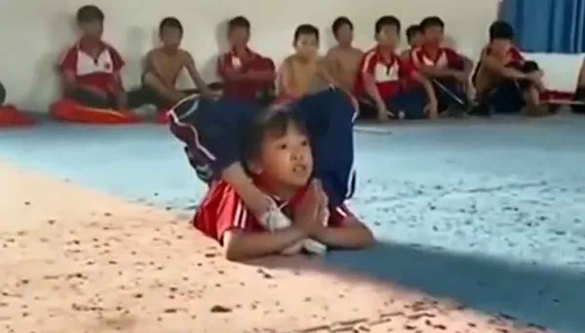 Viral Video : వామ్మో.. బుడ‌త‌ది.. మామూల్ది కాదు.. నీ టాలెంట్‌కు ఓ దండం త‌ల్లీ