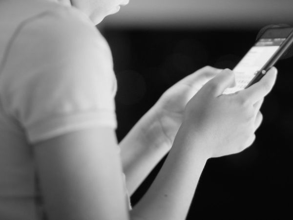 అభ్యంత‌ర‌క‌ర‌ వీడియోలు చూస్తున్న బాలిక‌ను బెదిరించి లైంగిక వేధింపులు!