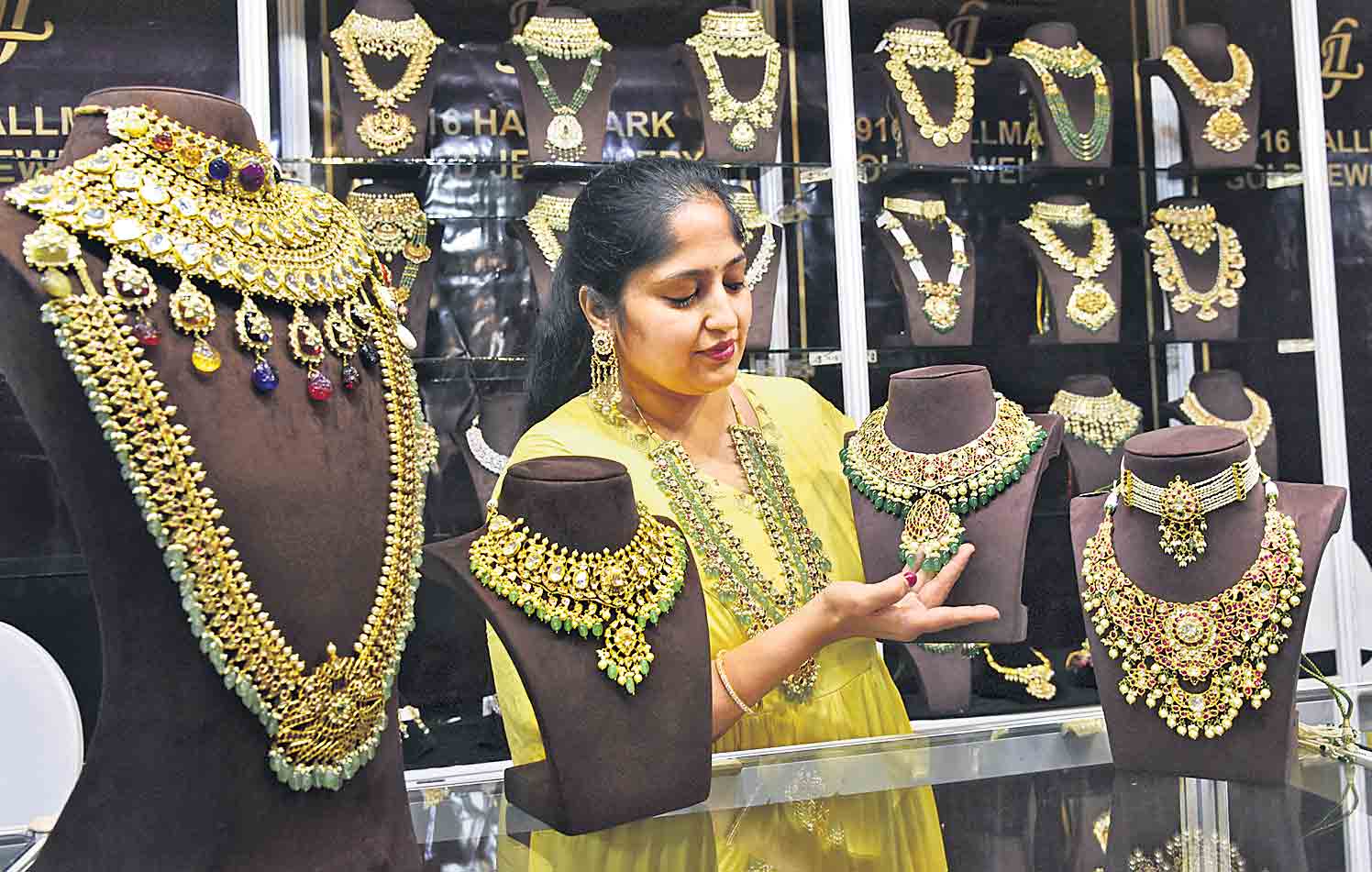 దిగొస్తున్నబంగారం