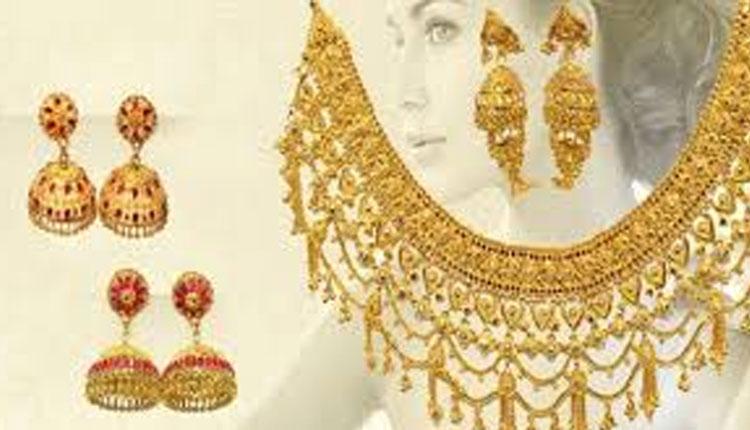 Gold price: స్వ‌ల్పంగా త‌గ్గిన బంగారం ధ‌ర‌