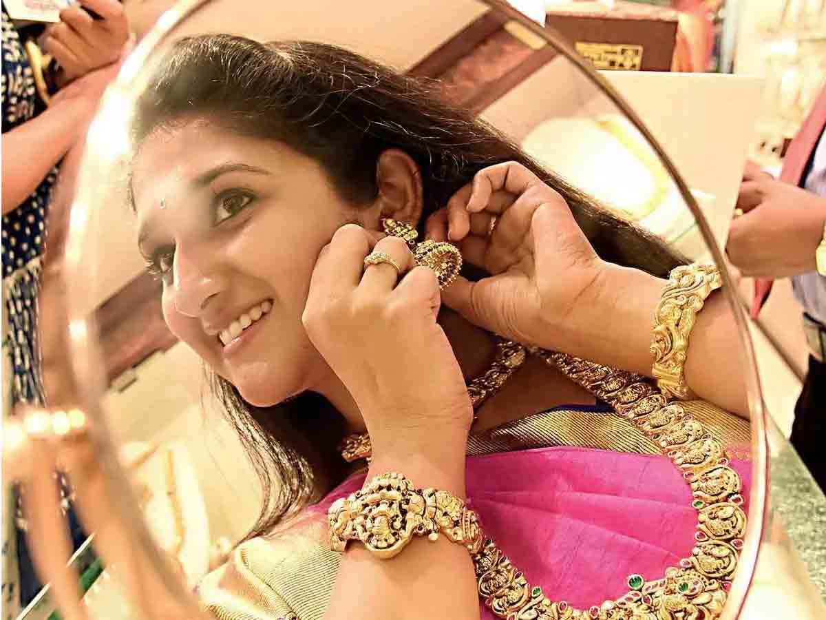 మ‌ళ్లీ కొండెక్కిన ప‌సిడి : రూ 63,000 దాటిన వెండి