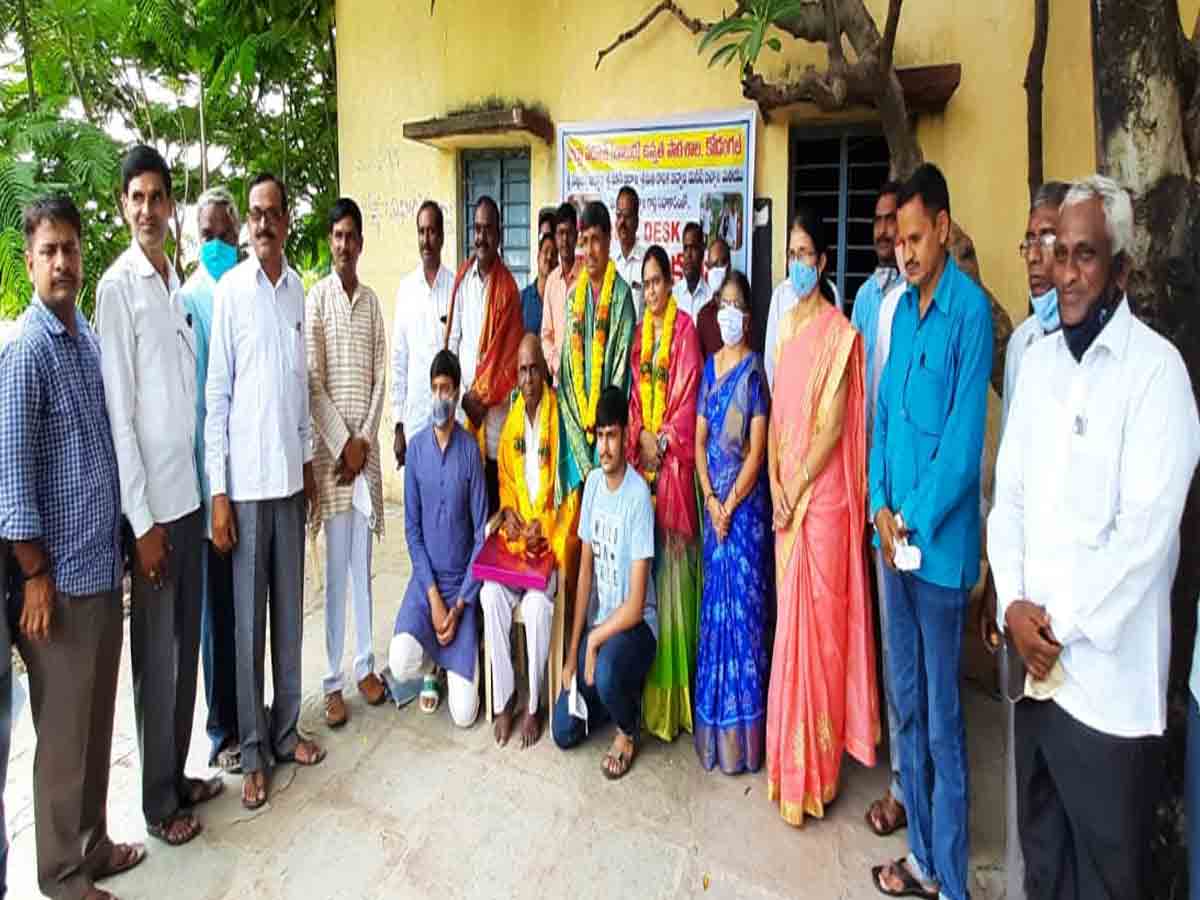 సర్కారు బడికి టేబుల్స్‌ అందించిన దాతలు..