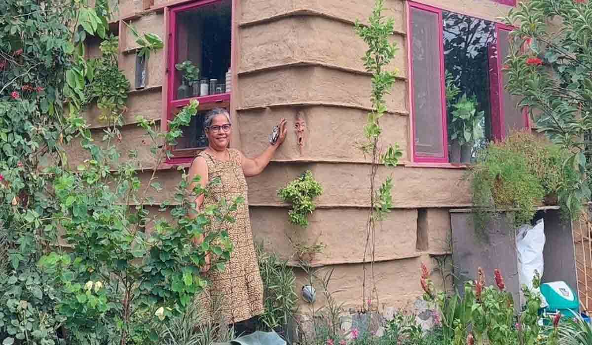 Unique Mud Home : ఆ ఇంటి బాత్ రూమ్ లో అర‌టి చెట్లు.. కాంక్రీట్ జంగ‌ల్ లో అంద‌రినీ ఆక‌ర్షిస్తున్న గ్రీన్ హోమ్