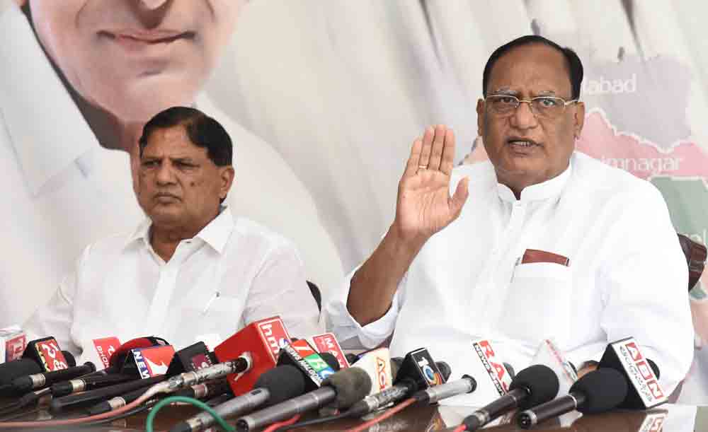 తోడేళ్లలా విపక్షాల వ్యవహారం