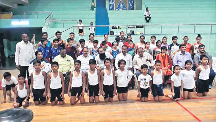 సన్నాహక శిబిరానికి ముగ్గురు జిమ్నాస్ట్‌లు