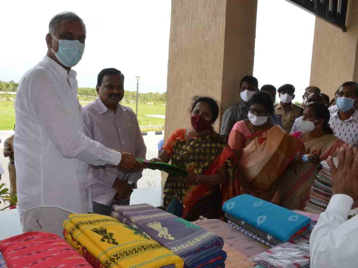 చేనేత వస్త్రాలను ప్రతి ఒక్కరు ధరించాలి : మంత్రి హరీశ్‌ రావు