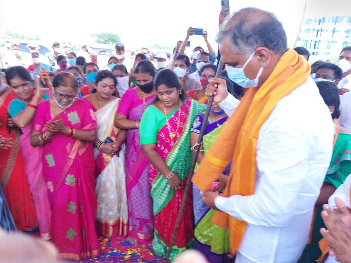 Huzurabad : మహిళా సంఘం భవన నిర్మాణానికి మంత్రి హరీశ్‌ రావు భూమి పూజ