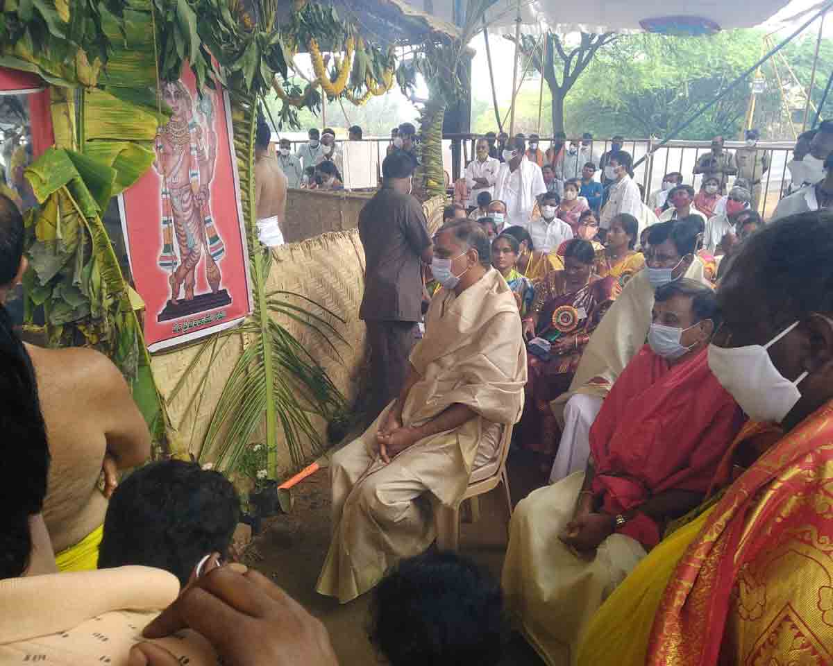 దుబ్బాకలో ‘విగ్రహ ప్రతిష్టాపన’కు హాజరైన మంత్రి హరీశ్‌రావు