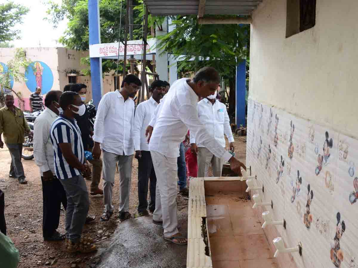 విద్యార్థులు మాస్కులు తప్పనిసరిగా ధరించాలి : మంత్రి హరీశ్‌రావు