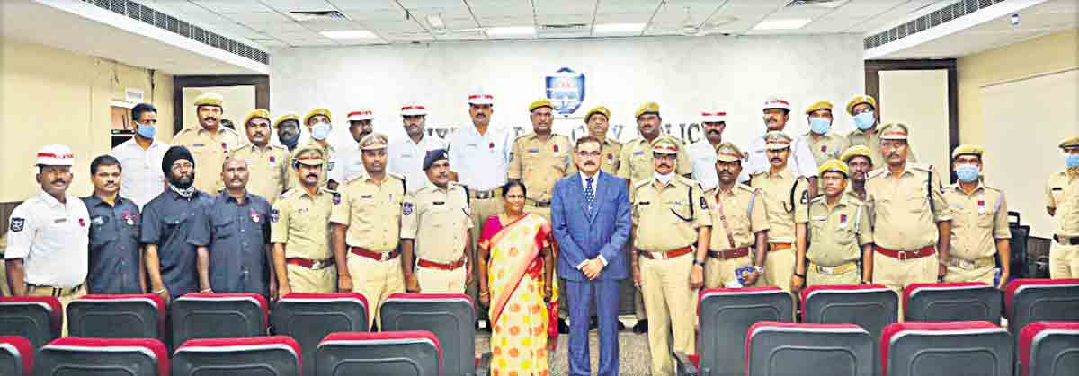 సేవా పతకాలను పొందిన 27 మంది హోంగార్డులు