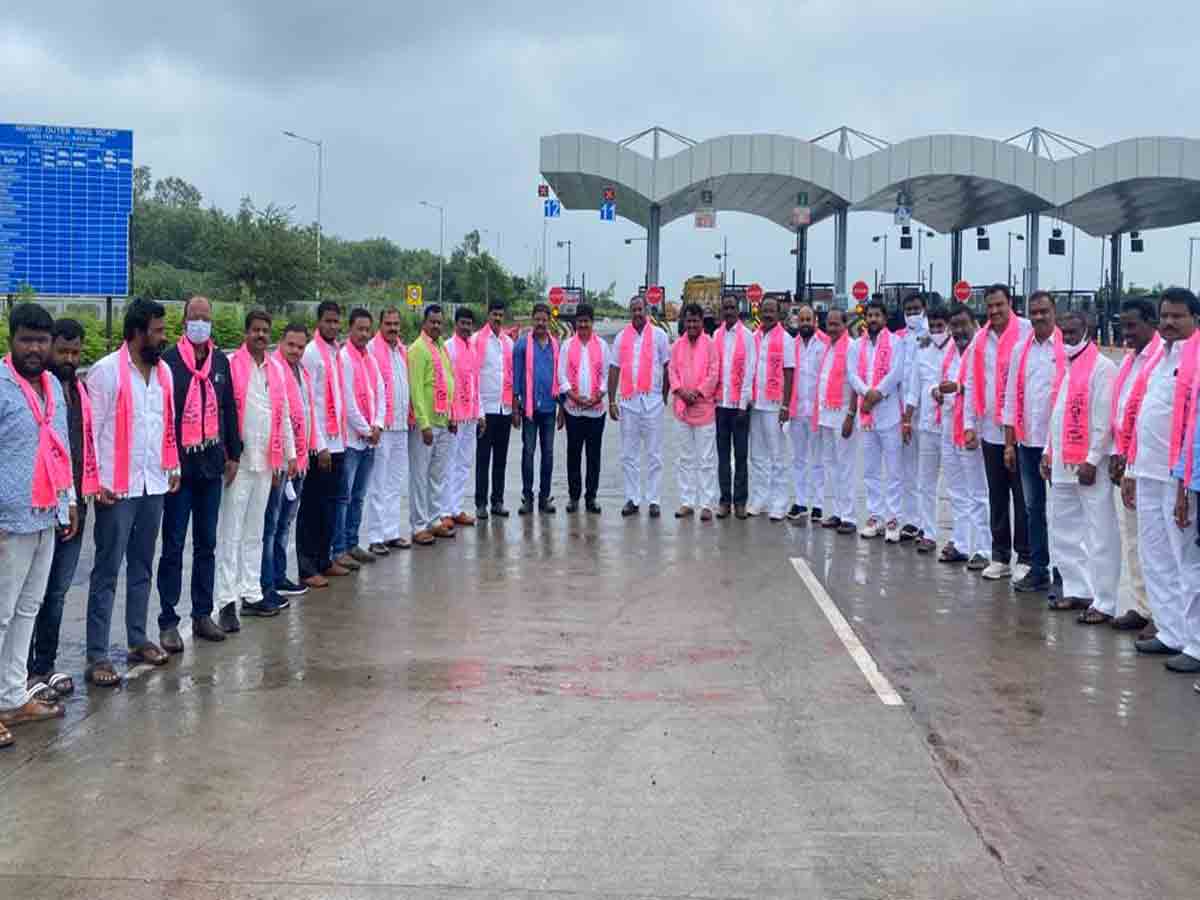 హుజురాబాద్ కు తరలి వెళ్లిన పీర్జాదిగూడ టీఆర్ఎస్ నాయకులు..