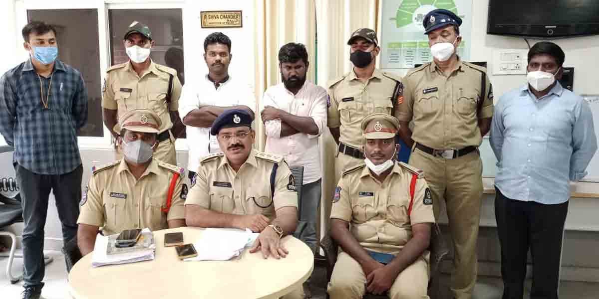 డాక్టర్‌ను బెదిరించిన ఇద్దరు వ్యక్తుల అరెస్ట్‌