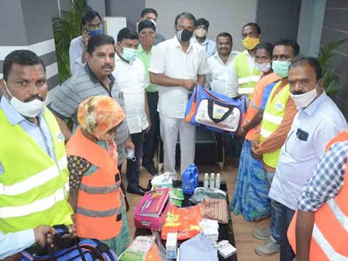 పారిశుధ్య కార్మికులకు కిట్లను పంపిణీ చేసిన ఎమ్మెల్యే సుధీర్‌రెడ్డి