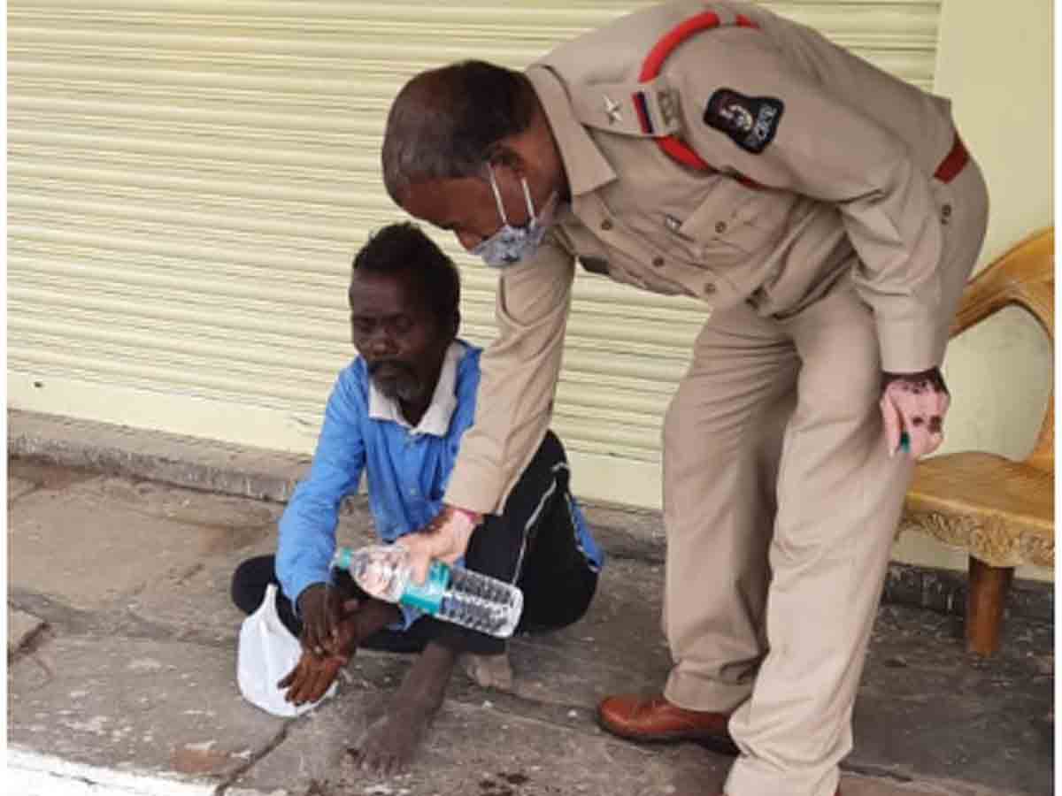 మానవత్వం చాటిన పోలీసులు