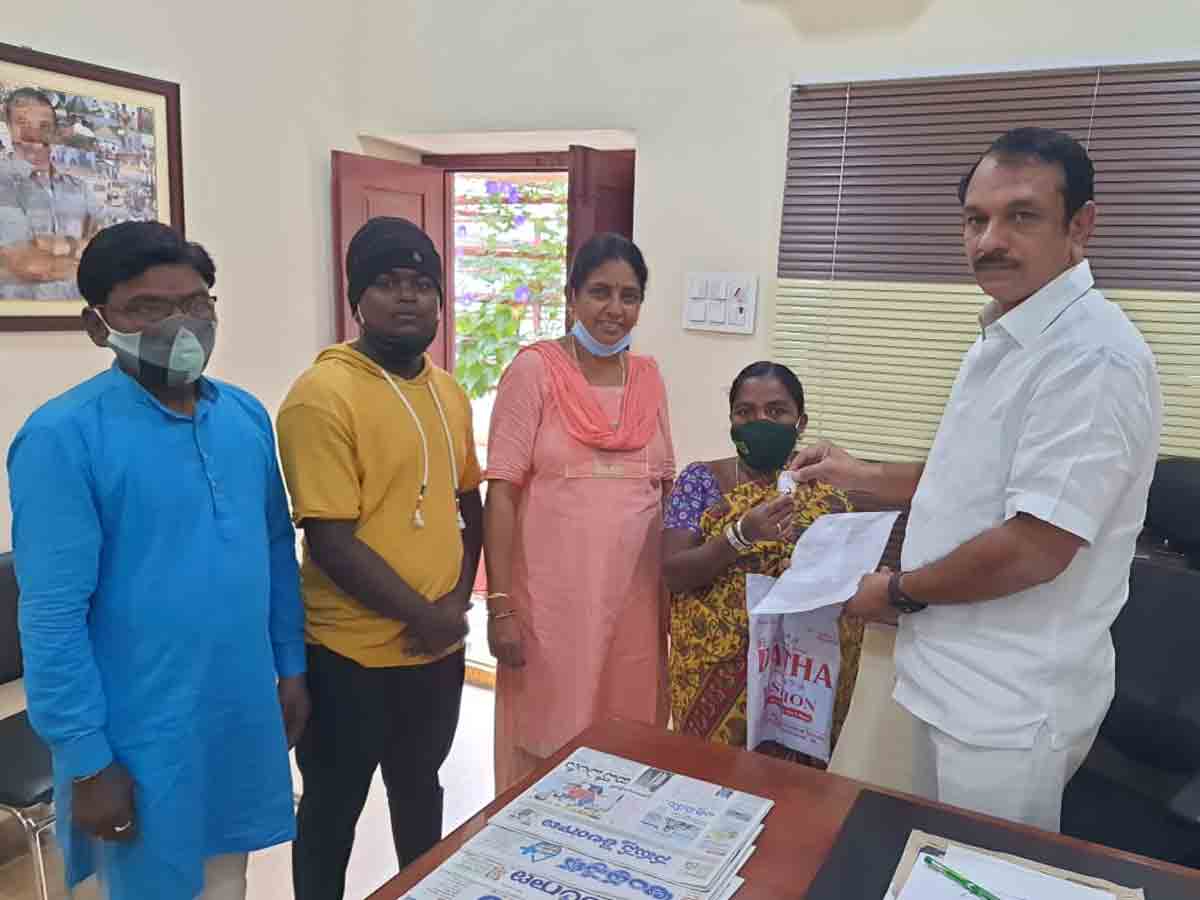 సాహెబ్నగర్ డ్రైనేజీ బాధితులకు ఇంటి తాళాలు అందజేత