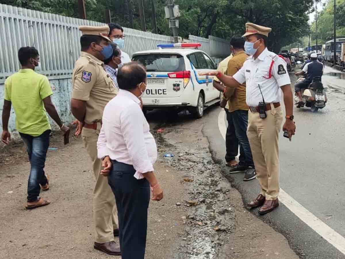 ప్రమాదకరమైన ప్రాంతాలను పరిశీలించిన అధికారులు