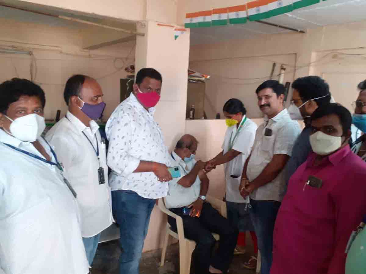 పత్రి ఒక్కరూ విధిగా టీకాలు వేయించుకోవాలి