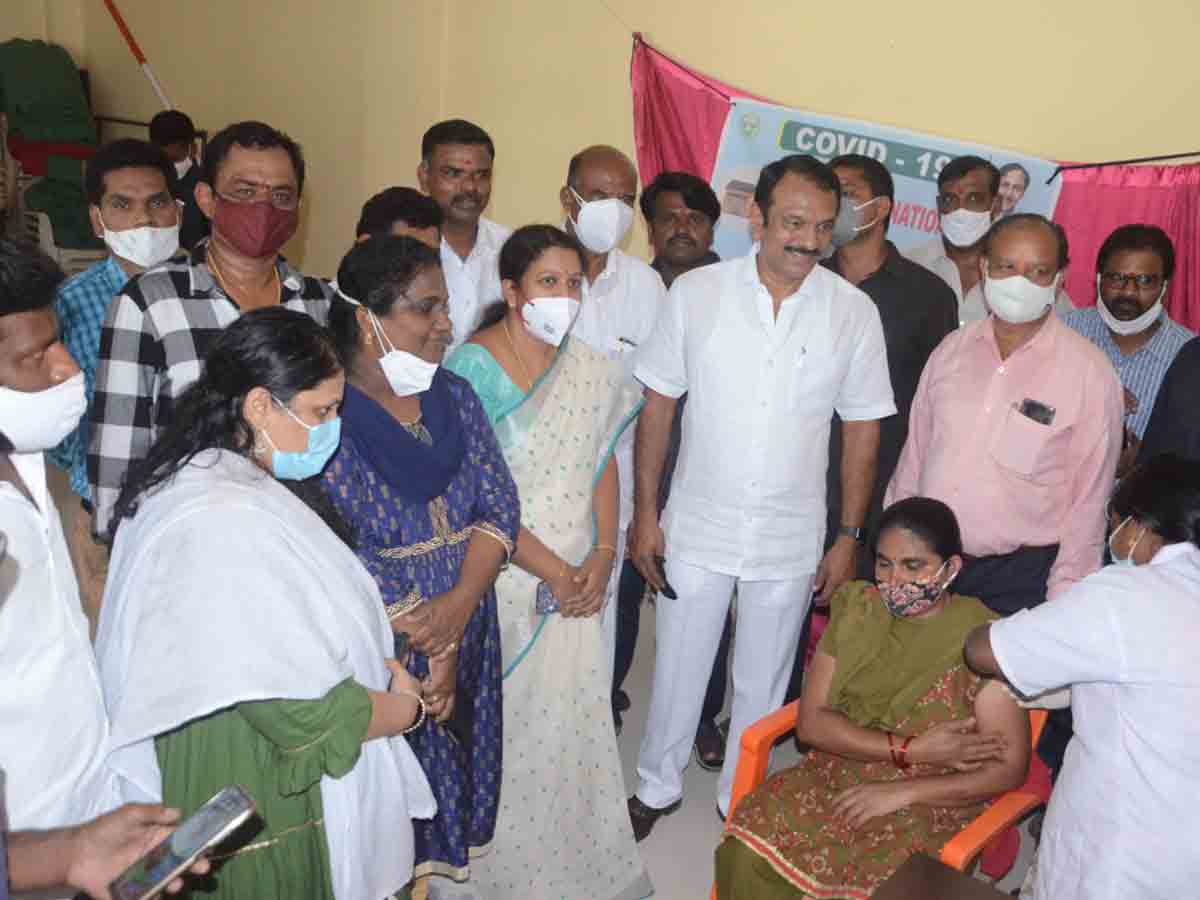 మొబైల్‌ వ్యాక్సినేషన్‌ కేంద్రాలను ప్రజలు సద్వినియోగం చేసుకోవాలి