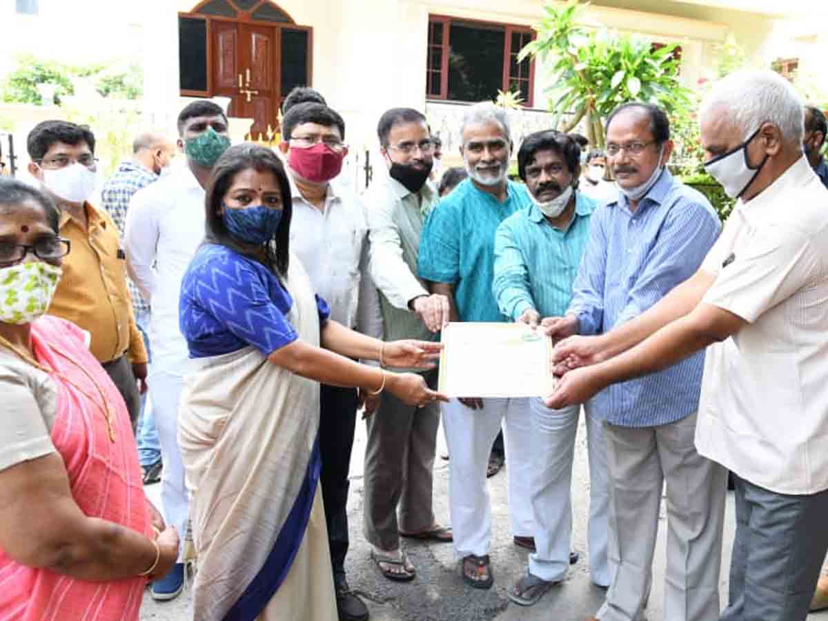 వాక్సినేషన్‌కు ప్రజలు సహకరించాలి : మేయర్‌ విజయలక్ష్మి