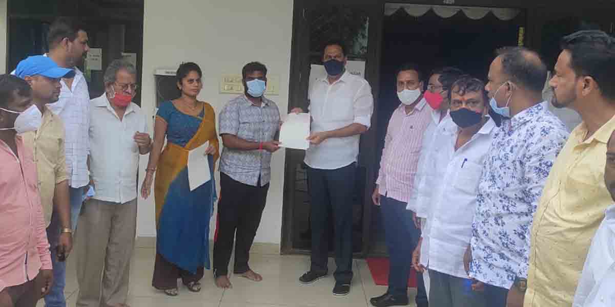 సీఎంఆర్‌ఎఫ్‌ చెక్కులు అందజేసిన ఎమ్మెల్యే మాగంటి