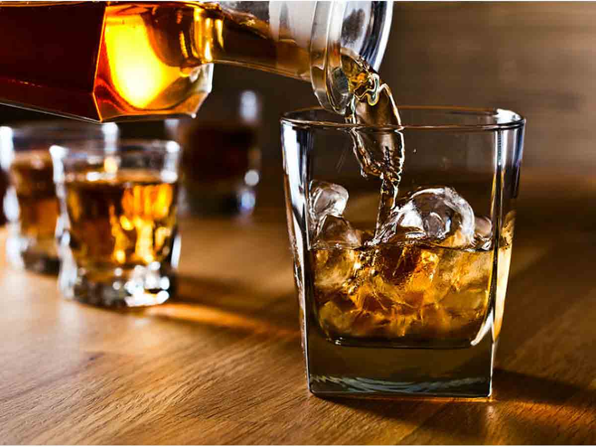 Alcohol : మద్యం తాగొద్దన్న కూతురు.. ఇల్లు వదిలి వెళ్లిపోయిన తల్లి