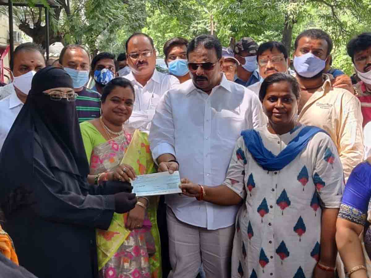 కల్యాణలక్ష్మి చెక్కులను పంపిణీ చేసిన ఎమ్మెల్యే దానం