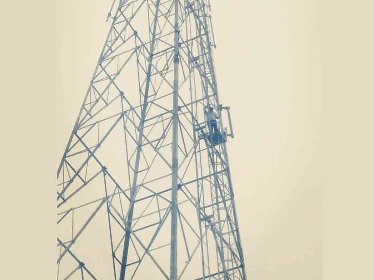 లారీకి సీరియల్ ఇవ్వడం లేదని సెల్‌ టవర్‌ ఎక్కిన ఓనర్‌