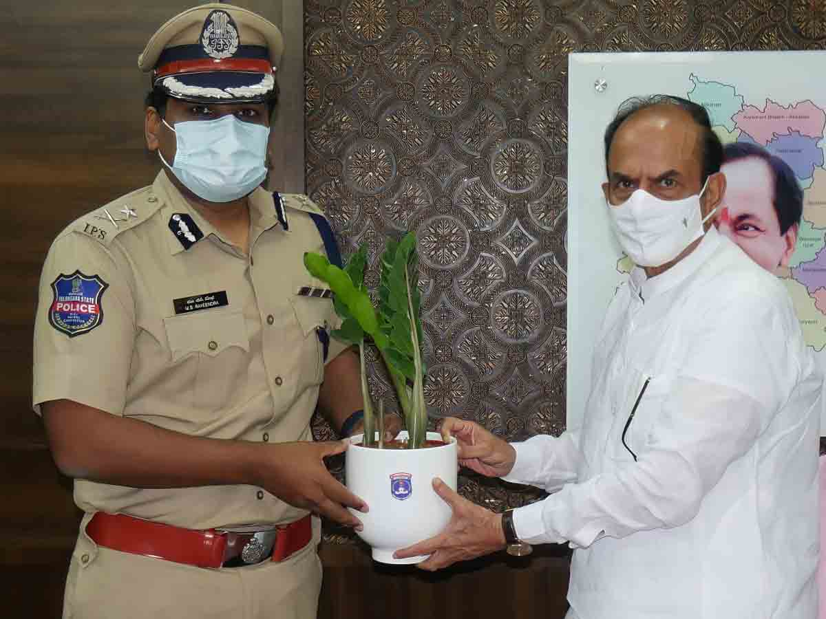 హోం మంత్రి మహమూద్‌ అలీని కలిసిన సైబరాబాద్‌ సీపీ