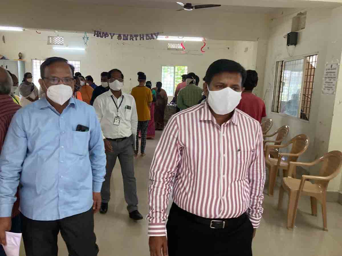వ్యాక్సినేషన్‌ కేంద్రాన్ని తనిఖీ చేసిన కలెక్టర్‌ అమోయ్‌ కుమార్‌