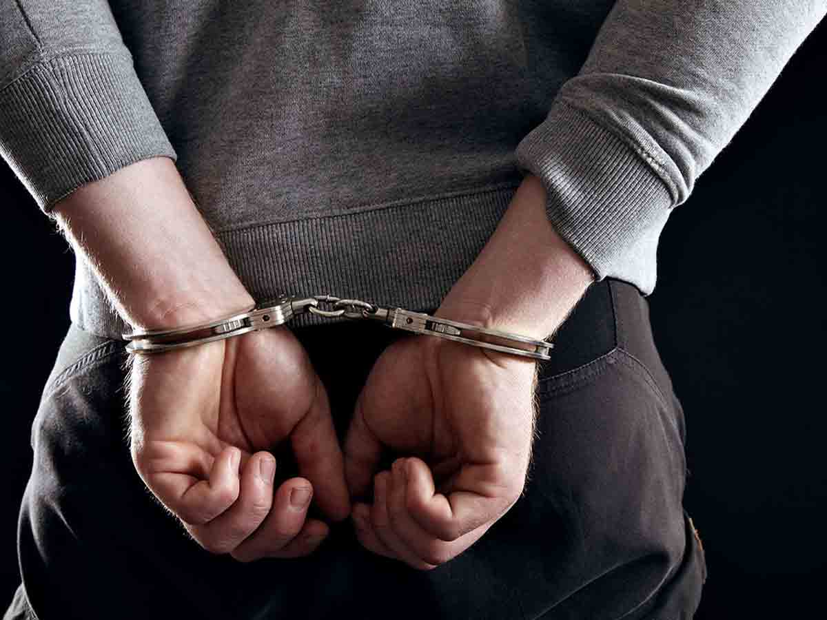 పోలీసులమని బెదిరించి డబ్బు వసూలు..ముగ్గురు అరెస్ట్‌