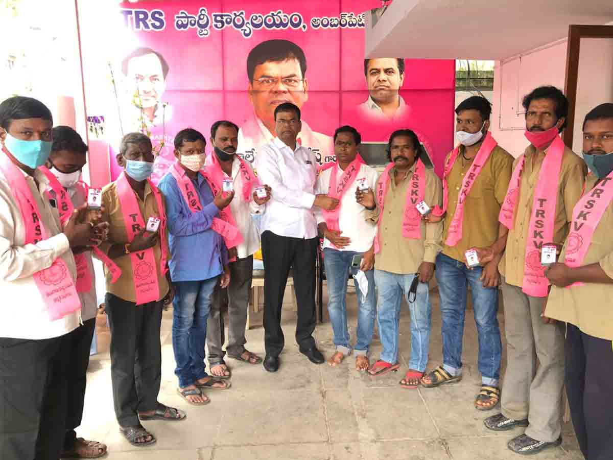 ఆటో డ్రైవర్లకు ప్రమాద బీమా పత్రాల పంపిణీ