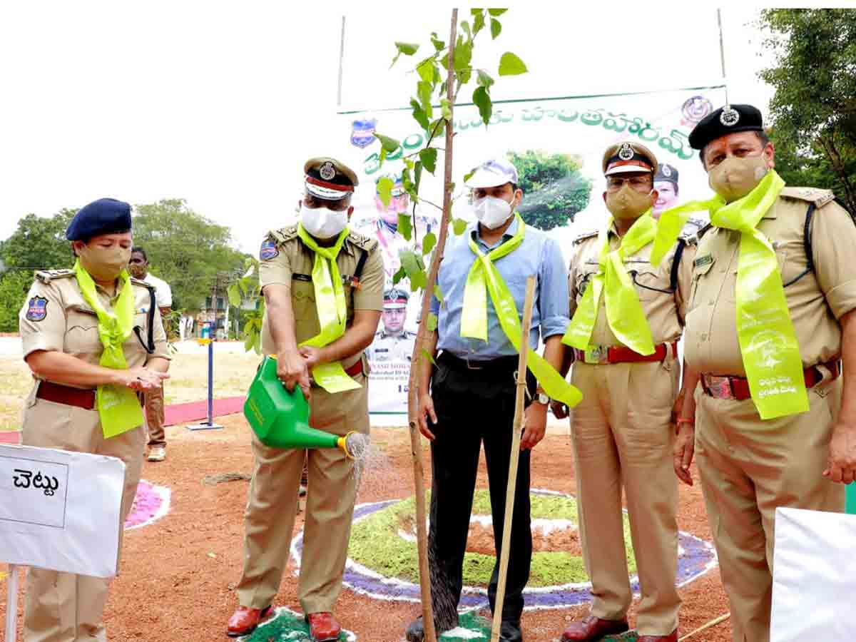 మానవ మనుగడలో మొక్కలే కీలకం : అదనపు డీజీపీ అభిలాష బిస్త్‌