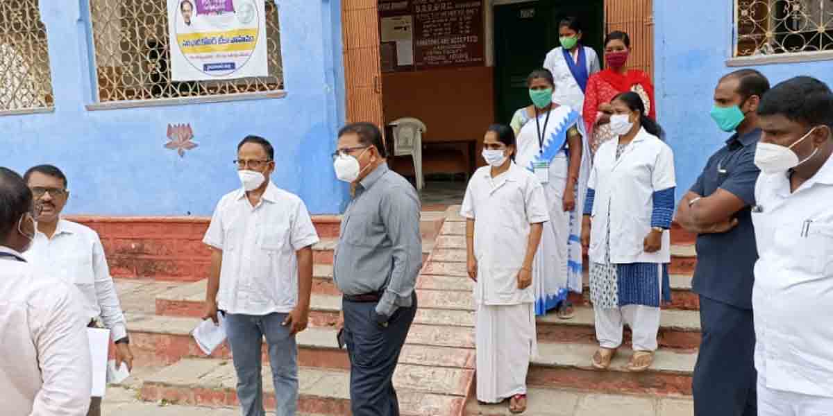 వ్యాక్సినేషన్‌తోనే కరోనా కట్టడి : కలెక్టర్‌ శర్మన్‌