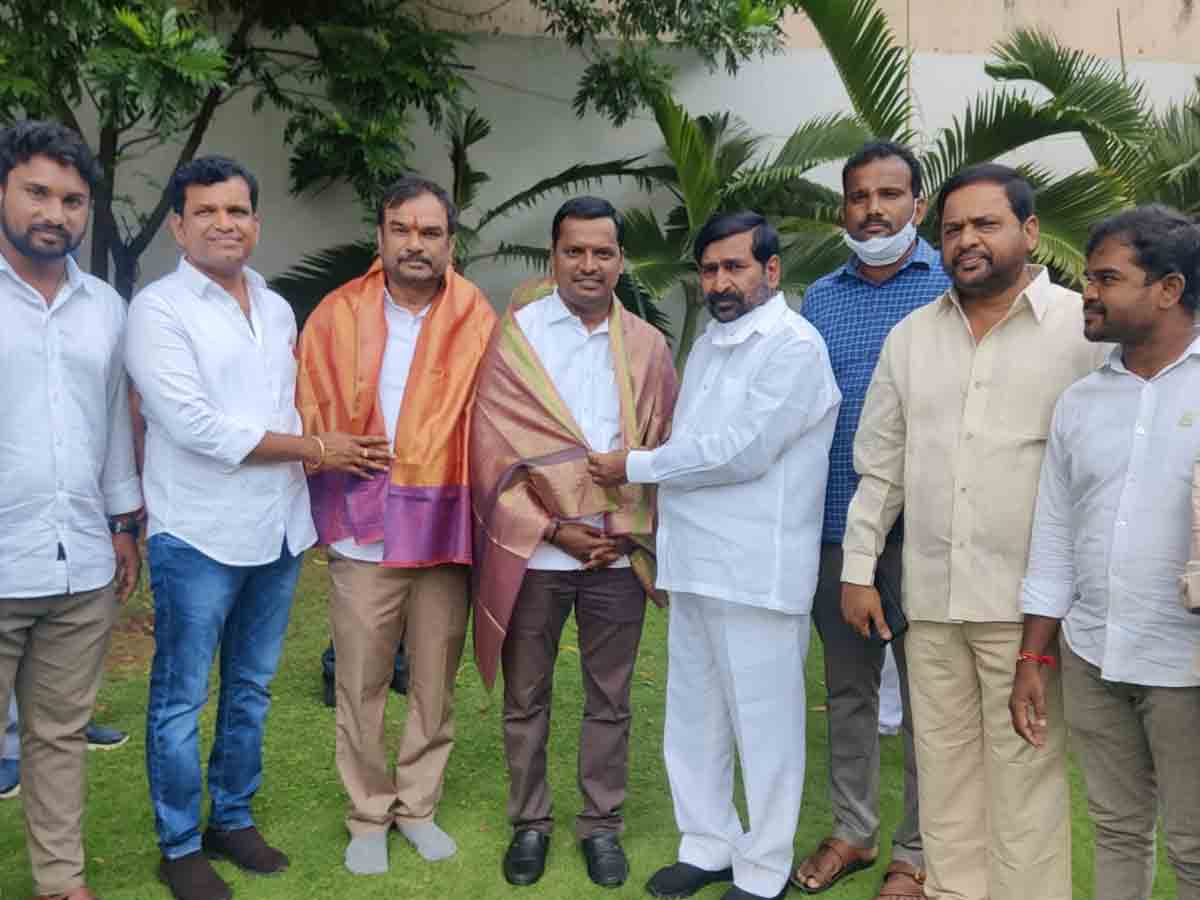 బీసీ కమిషన్ సభ్యులను సన్మానించిన మంత్రి జగదీష్‌రెడ్డి