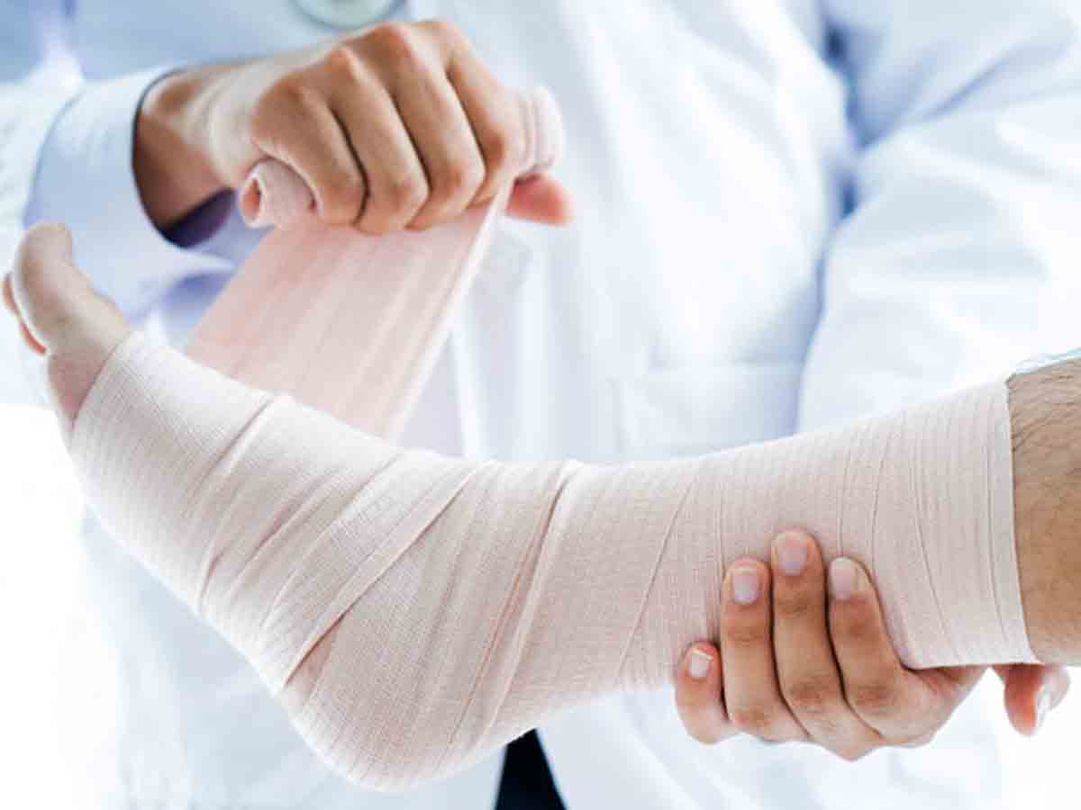 train collision : రైలు ఢీకొని మహిళకు తీవ్ర గాయాలు