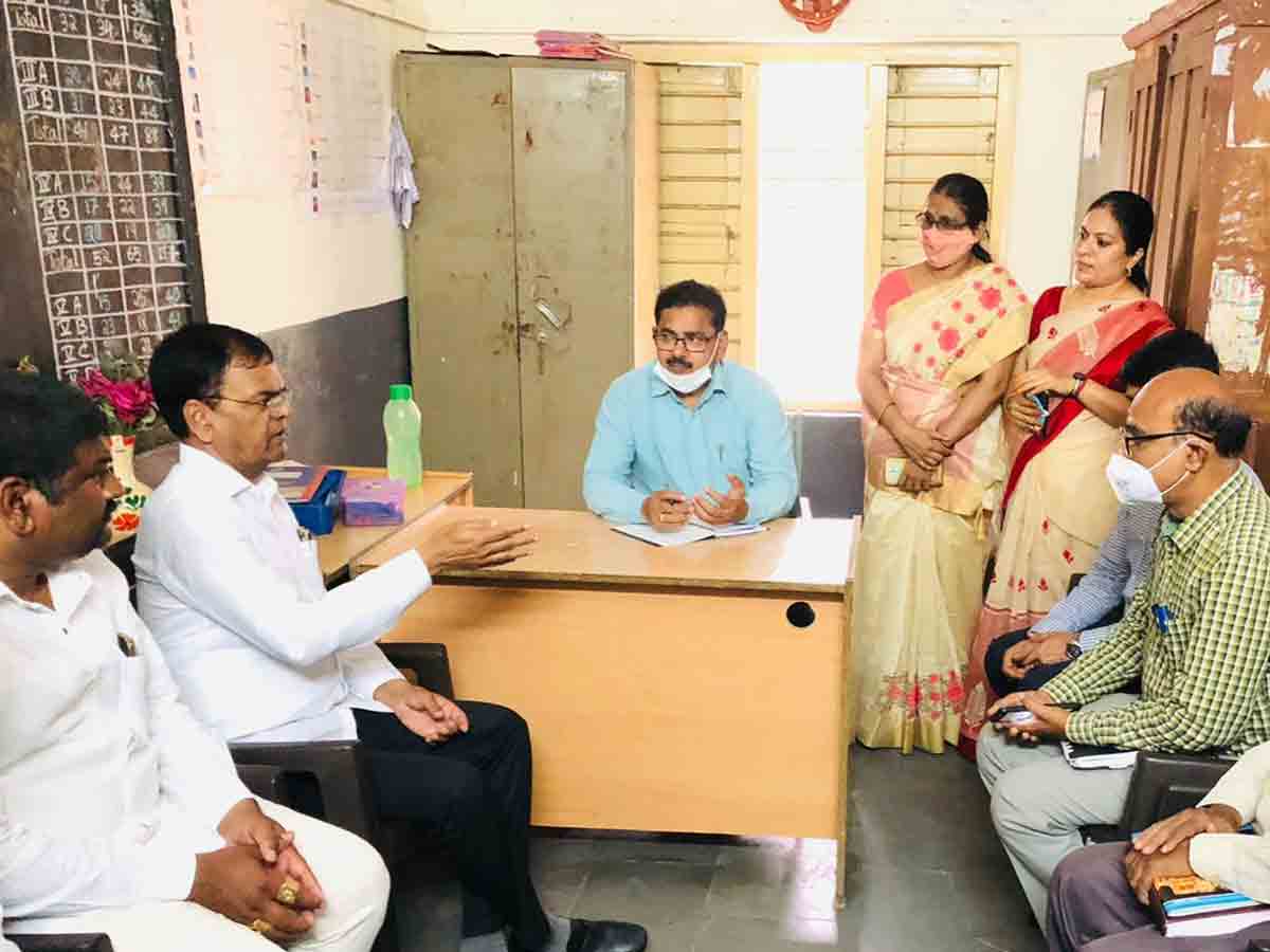 లకోటియా ప్రభుత్వ పాఠశాలను సందర్శించిన కలెక్టర్‌ శర్మన్‌