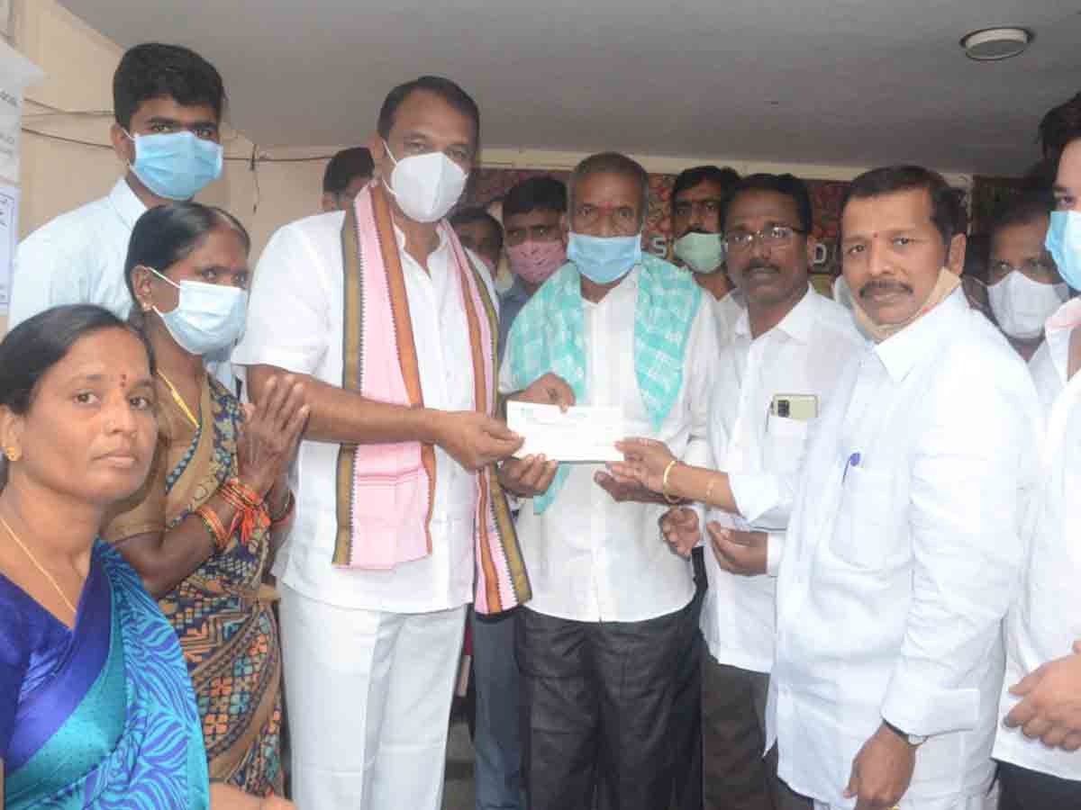 బాధిత కుటుంబానికి సీఎంఆర్ఎఫ్ చెక్కు అందజేత