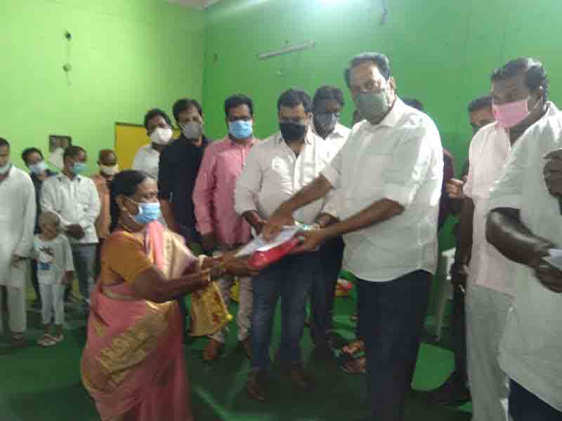 షేక్‌పేట్‌లో రేషన్‌ కార్డుల పంపిణీ చేసిన ఎమ్మెల్యే మాగంటి