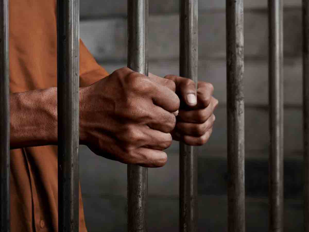 బాలికపై లైంగిక దాడికి పాల్పడిన వాచ్‌మెన్‌..పదేళ్ల జైలు శిక్ష