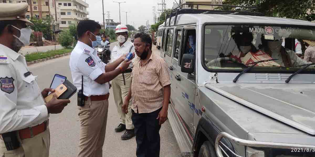 మద్యం సేవించి వాహనాలు నడిపితే జైలుకే : ట్రాఫిక్ సీఐ శ్రీనివాస్