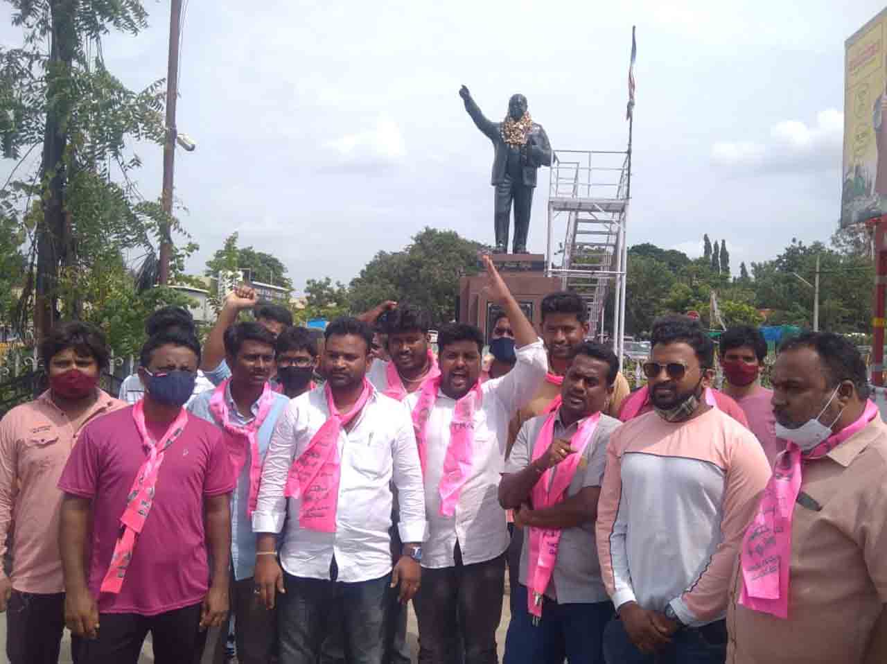 Huzurabad : ఉద్యమ నేతకు టికెట్‌..పెద్దపల్లిలో టీఆర్‌ఎస్‌ సంబురాలు