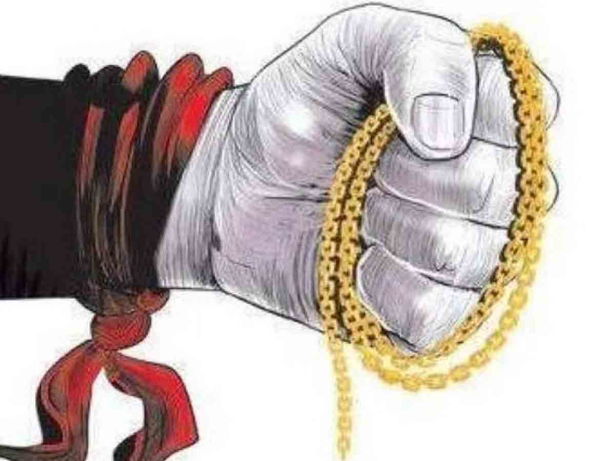 ఇంటి తాళాలు పగలగొట్టి బంగారు గొలుసు చోరీ